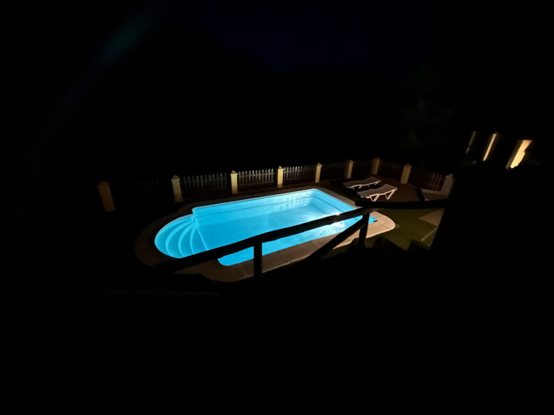 Verlicht privé zwembad.